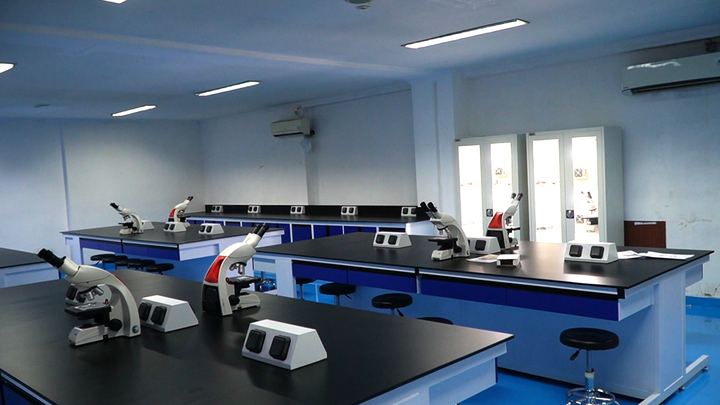 Laboratorium Histologi FK UMT dengan deretan mikroskop cahaya